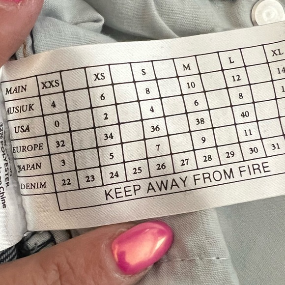 One Teaspoon Bandits Red Pistol Denim Shorts
Size AU 26/ 4 US NWT Mid Rise - Picture 13 of 13